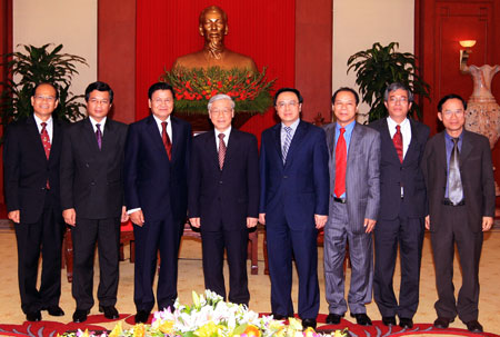 ທ່ານເລຂາທິການໃຫຍ່ ຫງວຽນຟູ໋ຈ້ອງ ຕ້ອນຮັບຮອງນາຍົກລັດຖະມົນຕີ ທອງລຸນ ສີສຸລິດ